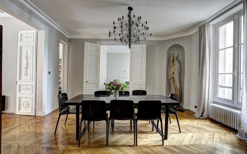 Chantier de rénovation appartement Paris haussmannien — travaux intérieurs en cours